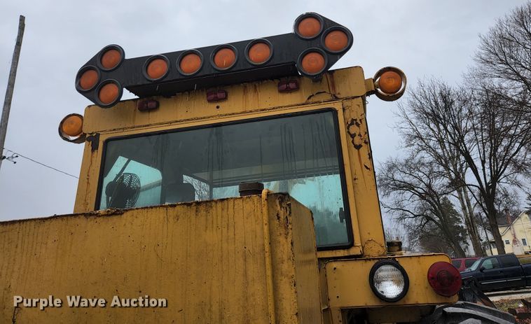 image for item HK9358 1973 Oliver 2255  MFWD tractor