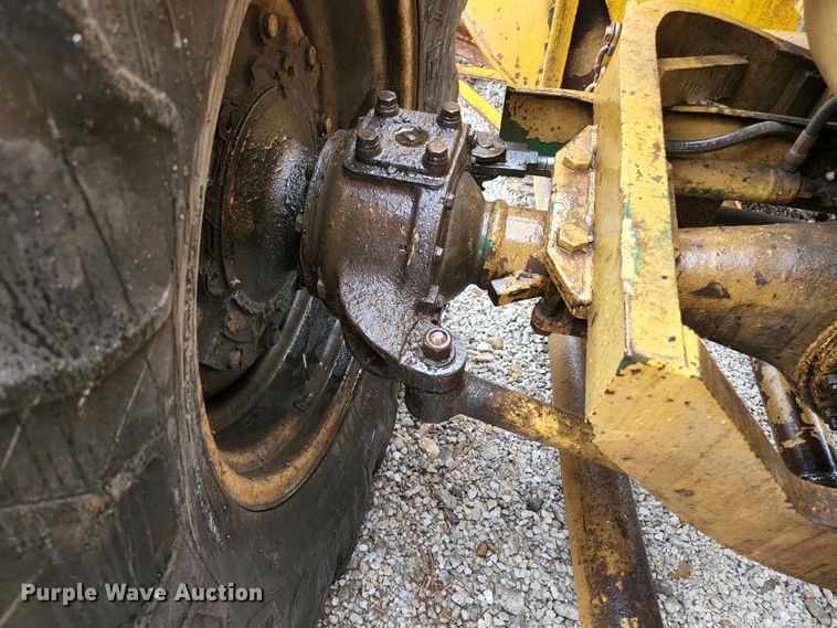 image for item HK9358 1973 Oliver 2255  MFWD tractor