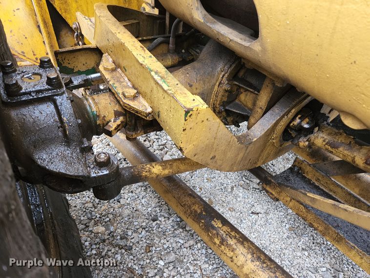 image for item HK9358 1973 Oliver 2255  MFWD tractor