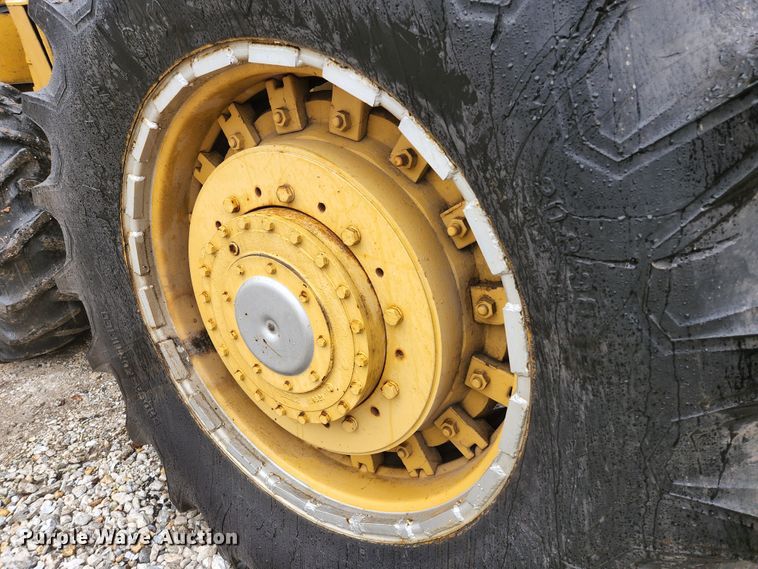 image for item HK9358 1973 Oliver 2255  MFWD tractor