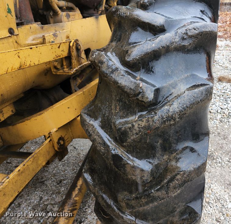 image for item HK9358 1973 Oliver 2255  MFWD tractor