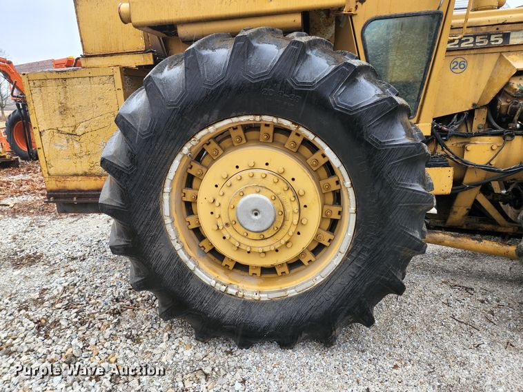 image for item HK9358 1973 Oliver 2255  MFWD tractor