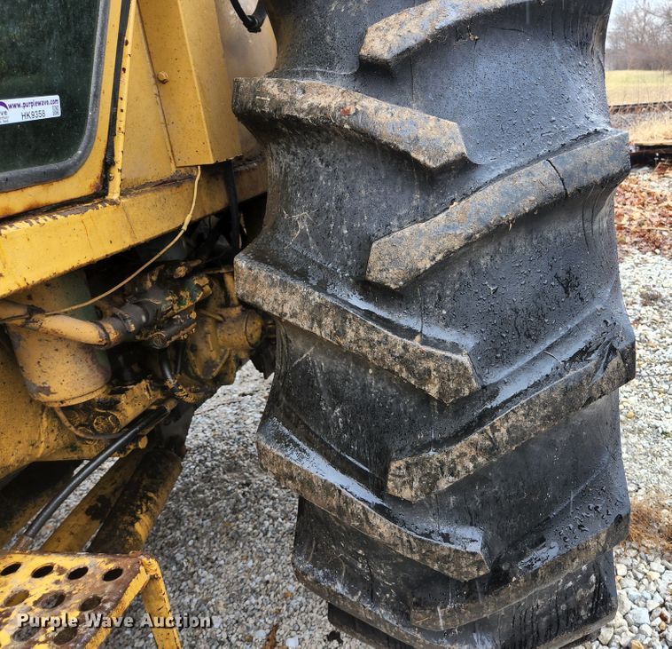 image for item HK9358 1973 Oliver 2255  MFWD tractor