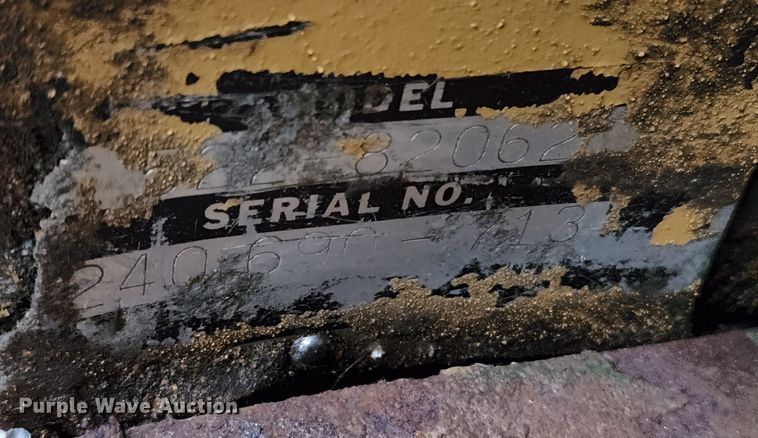 image for item HK9358 1973 Oliver 2255  MFWD tractor