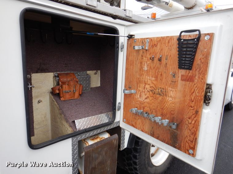 image for item JK9489 2001 Freightliner FL70  bucket truck