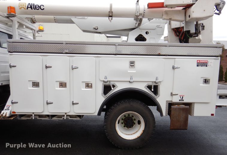 image for item JK9489 2001 Freightliner FL70  bucket truck