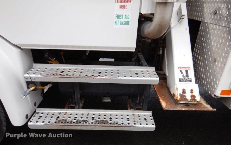 image for item JK9489 2001 Freightliner FL70  bucket truck