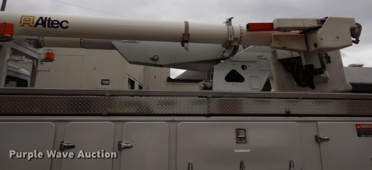 image for item JK9489 2001 Freightliner FL70  bucket truck