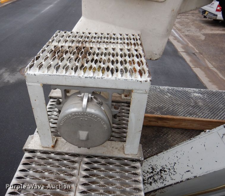 image for item JK9489 2001 Freightliner FL70  bucket truck