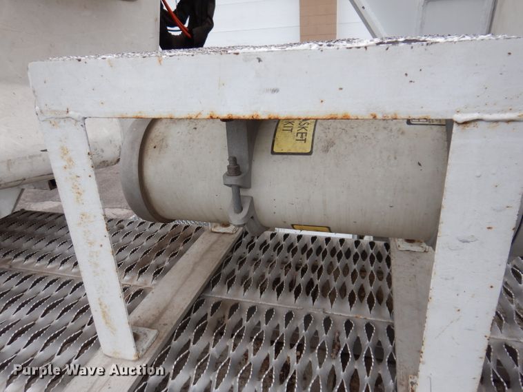 image for item JK9489 2001 Freightliner FL70  bucket truck