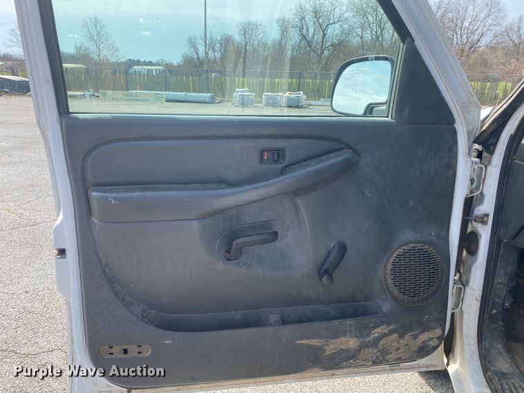 image for item JL9081 2004 GMC Sierra 1500  pickup truck