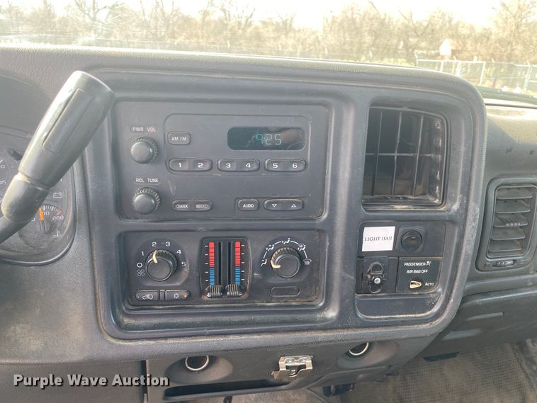 image for item JL9081 2004 GMC Sierra 1500  pickup truck