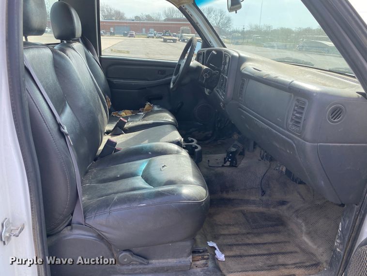 image for item JL9081 2004 GMC Sierra 1500  pickup truck