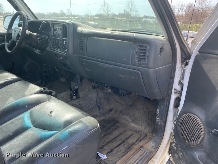 image for item JL9081 2004 GMC Sierra 1500  pickup truck