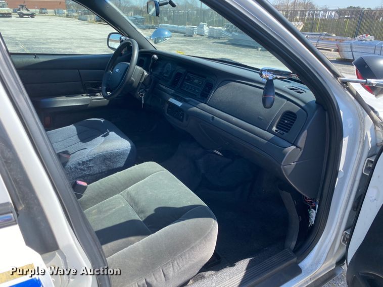 image for item JL9085 2005 Ford Crown Victoria Police Interceptor