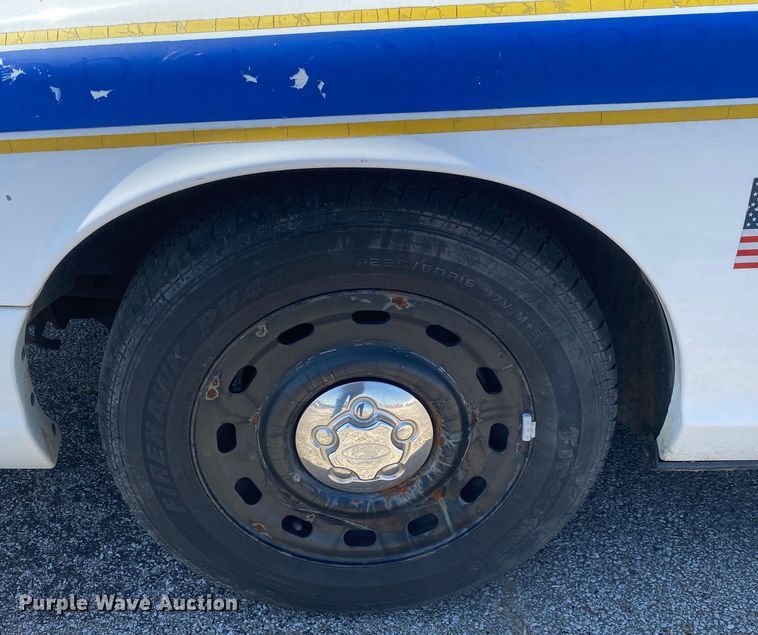 image for item JL9085 2005 Ford Crown Victoria Police Interceptor