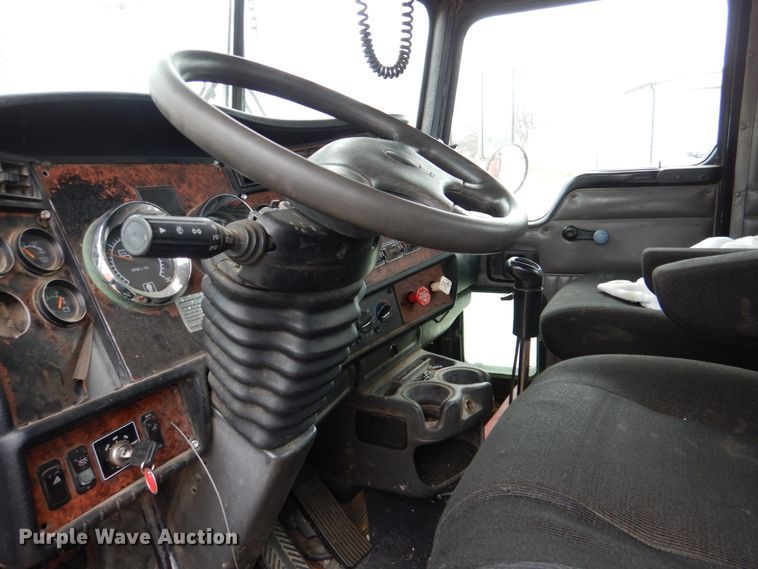 image for item JS9583 2006 Kenworth T800  semi truck