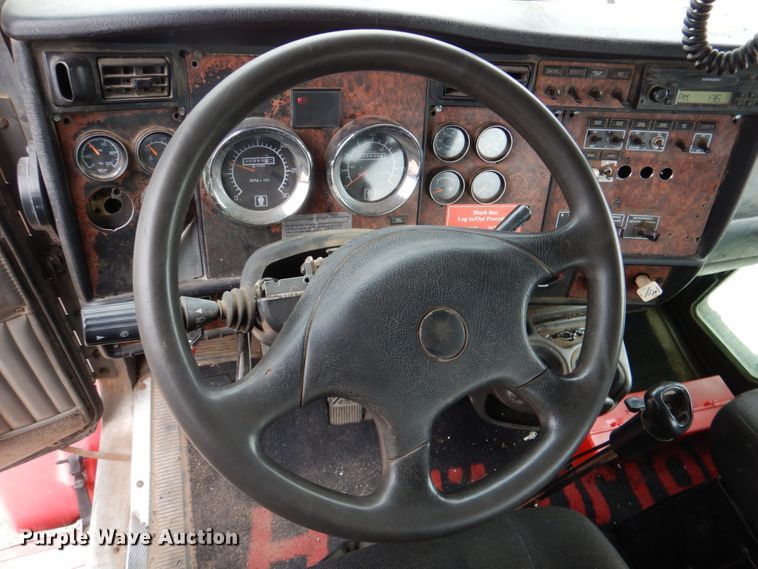 image for item JS9583 2006 Kenworth T800  semi truck