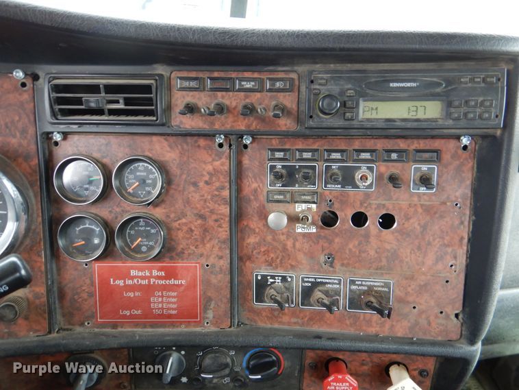 image for item JS9583 2006 Kenworth T800  semi truck