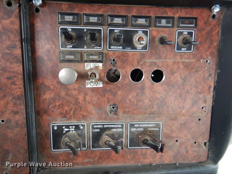 image for item JS9583 2006 Kenworth T800  semi truck