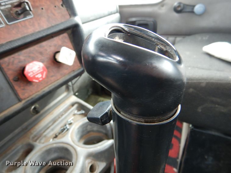 image for item JS9583 2006 Kenworth T800  semi truck