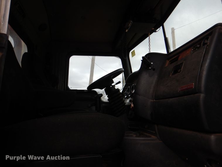 image for item JS9583 2006 Kenworth T800  semi truck