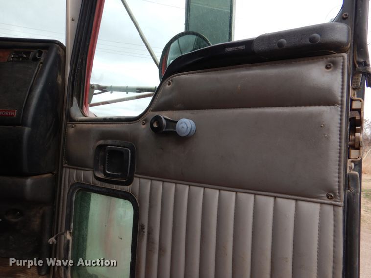 image for item JS9583 2006 Kenworth T800  semi truck