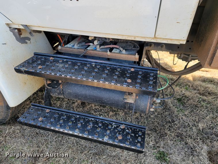 image for item JS9639 2005 International 4300  dump truck