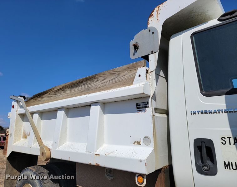 image for item JS9639 2005 International 4300  dump truck