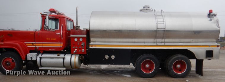 image for item JY9681 1988 Mack RW613  tanker truck