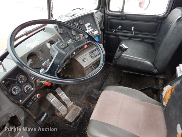 image for item JY9681 1988 Mack RW613  tanker truck