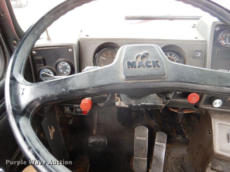 image for item JY9681 1988 Mack RW613  tanker truck