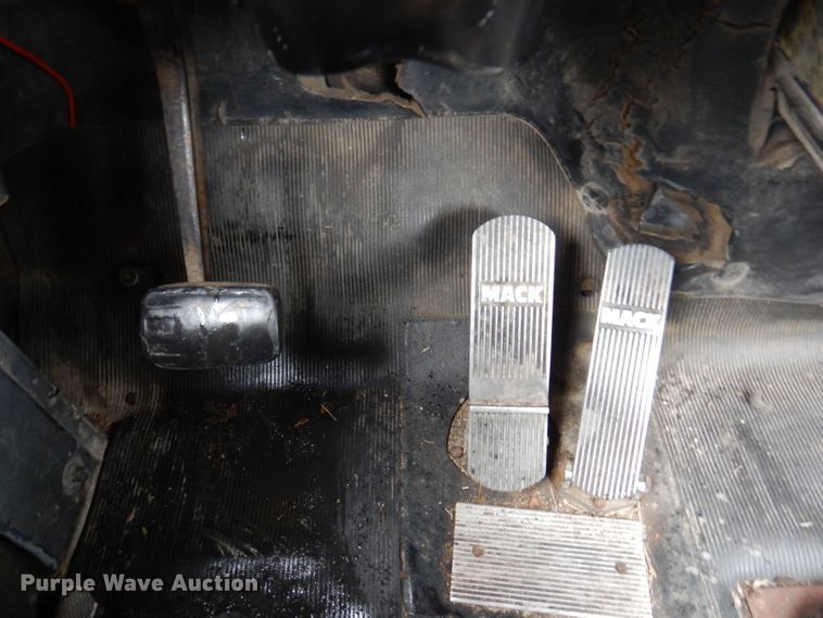 image for item JY9681 1988 Mack RW613  tanker truck