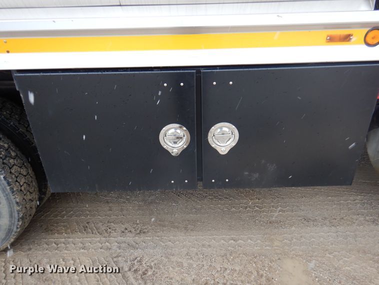 image for item JY9681 1988 Mack RW613  tanker truck