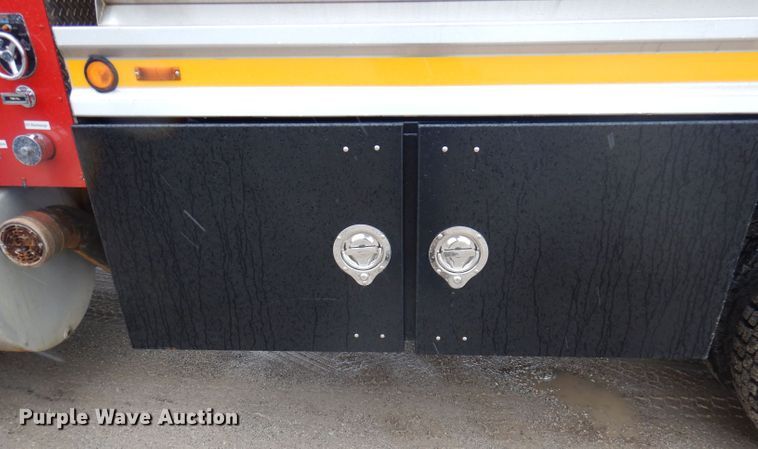 image for item JY9681 1988 Mack RW613  tanker truck