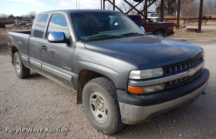 image for item KJ9533 2002 Chevrolet Silverado 1500  Ext. Cab pickup truck