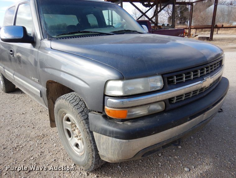 image for item KJ9533 2002 Chevrolet Silverado 1500  Ext. Cab pickup truck