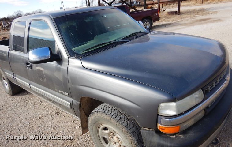 image for item KJ9533 2002 Chevrolet Silverado 1500  Ext. Cab pickup truck