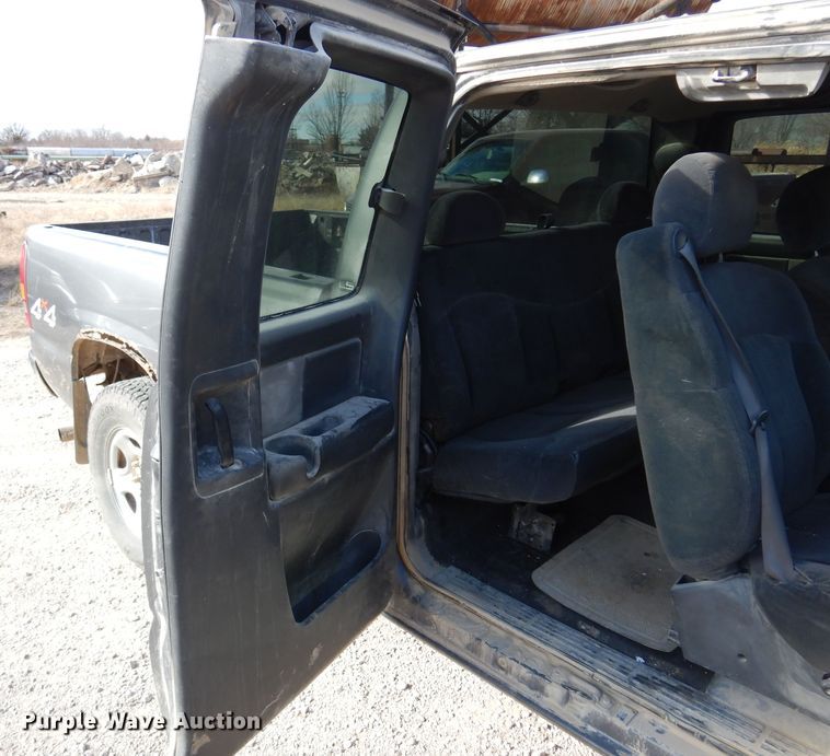 image for item KJ9533 2002 Chevrolet Silverado 1500  Ext. Cab pickup truck