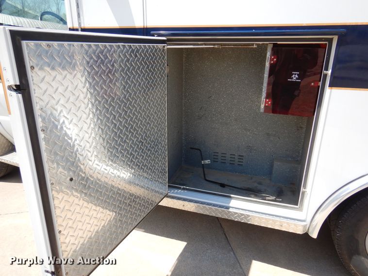 image for item KJ9609 1997 Ford E350  ambulance