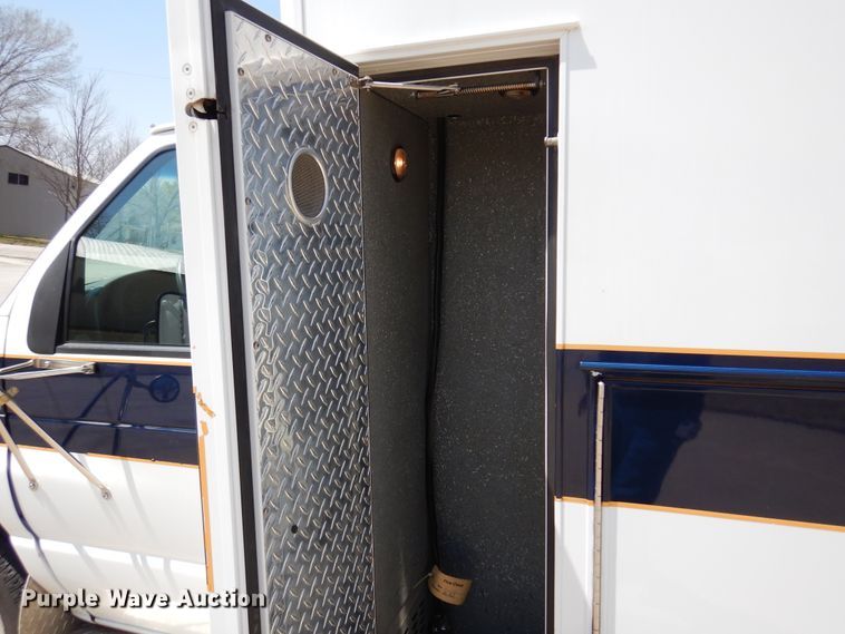 image for item KJ9609 1997 Ford E350  ambulance