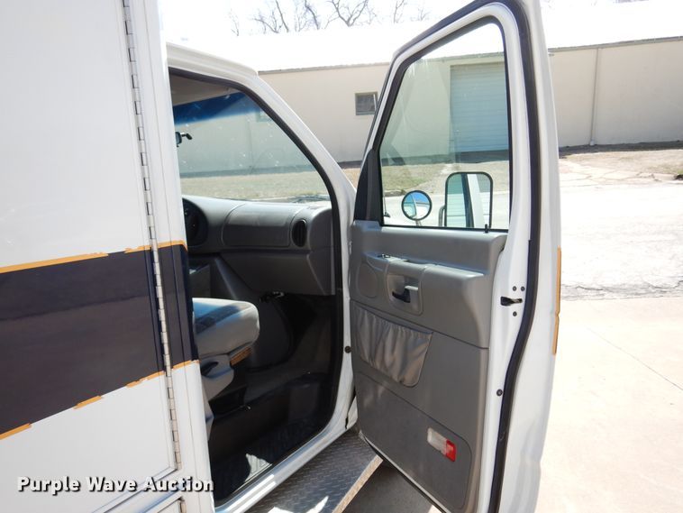 image for item KJ9609 1997 Ford E350  ambulance