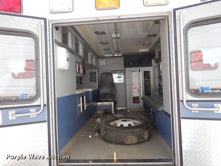 image for item KJ9609 1997 Ford E350  ambulance