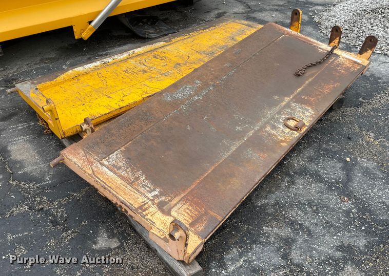 (3) dump bed tailgates in Lees Summit, MO Item KT9663 sold Purple Wave