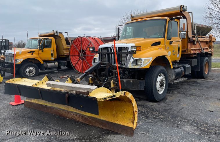 image for item KT9665 2004 International 7400  dump truck