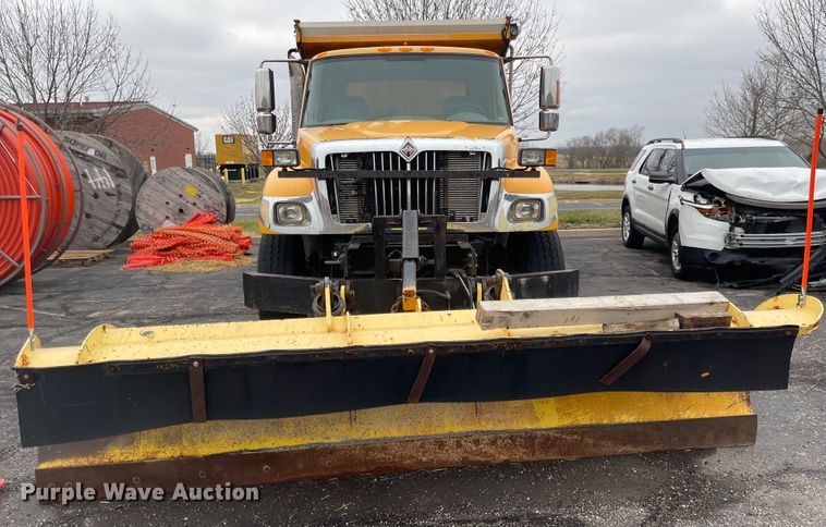 image for item KT9665 2004 International 7400  dump truck