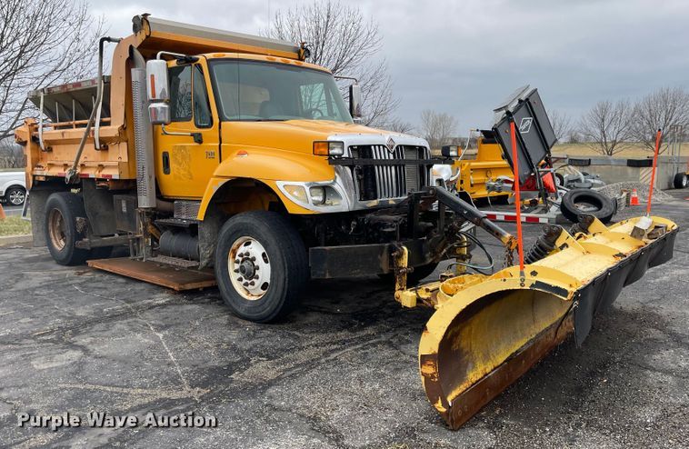 image for item KT9665 2004 International 7400  dump truck