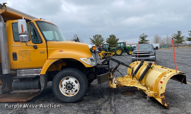 image for item KT9665 2004 International 7400  dump truck