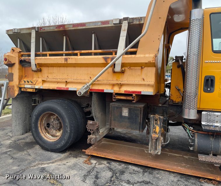 image for item KT9665 2004 International 7400  dump truck