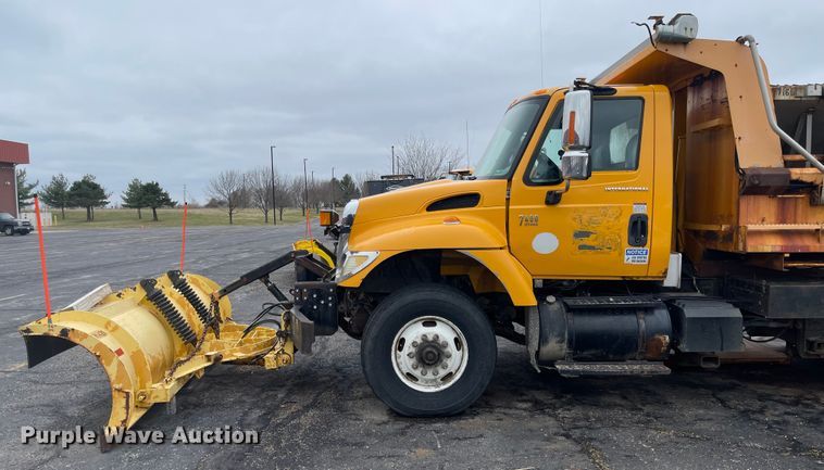 image for item KT9665 2004 International 7400  dump truck